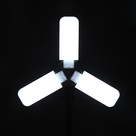 E27 3-blade Foldable LED Garage Light-white light effect